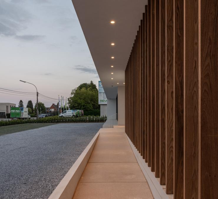 Vaste lamellen als zonwering voor raam kantoor Roeselare | Carpentier