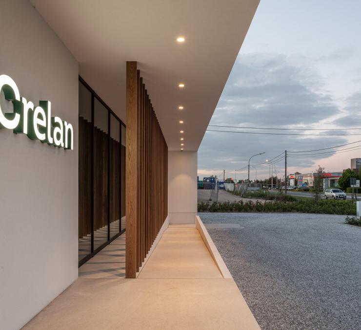 Vaste lamellen als zonwering voor raam kantoor Roeselare | Carpentier
