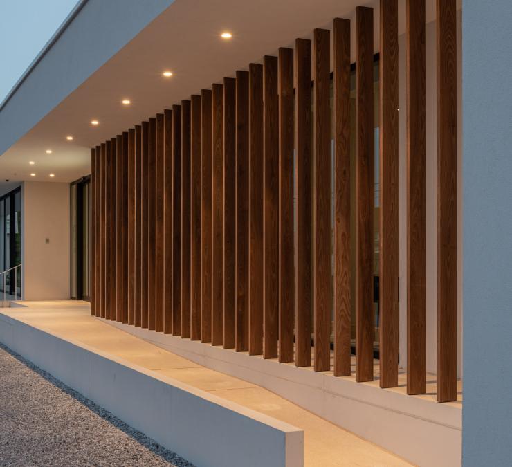 Vaste lamellen als zonwering voor raam kantoor Roeselare | Carpentier