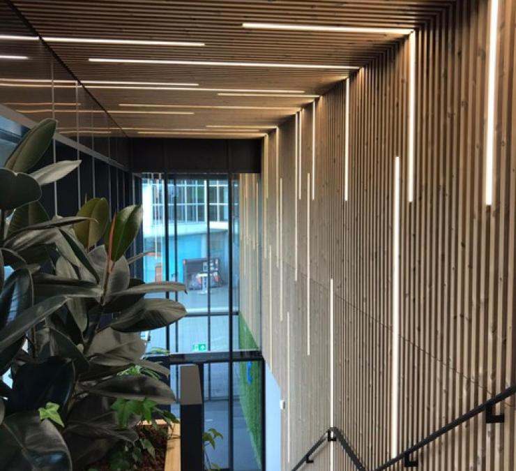 Houten gevelbekleding thermisch naaldhout station Groningen