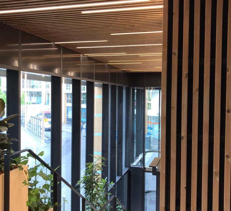 Houten gevelbekleding thermisch naaldhout station Groningen