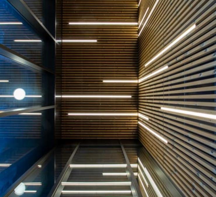 Houten gevelbekleding thermisch naaldhout station Groningen | Carpentier