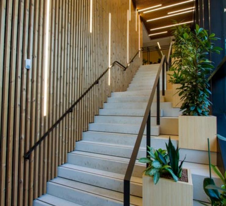 Houten gevelbekleding thermisch naaldhout station Groningen | Carpentier