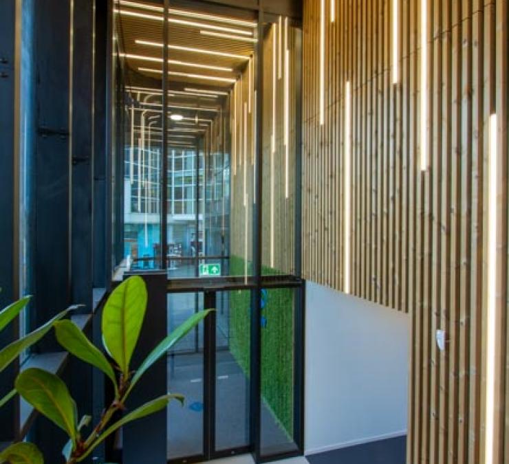Houten gevelbekleding thermisch naaldhout station Groningen | Carpentier
