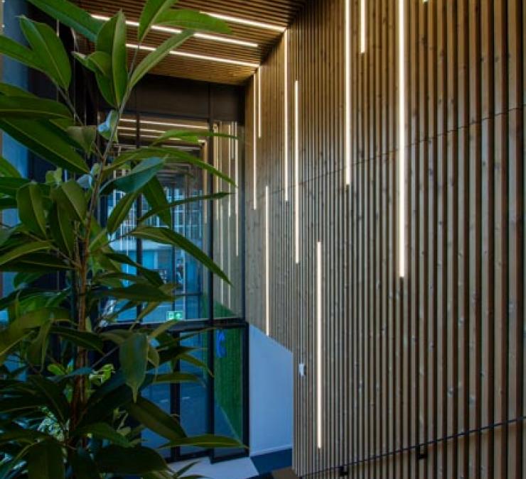 Houten gevelbekleding thermisch naaldhout station Groningen | Carpentier