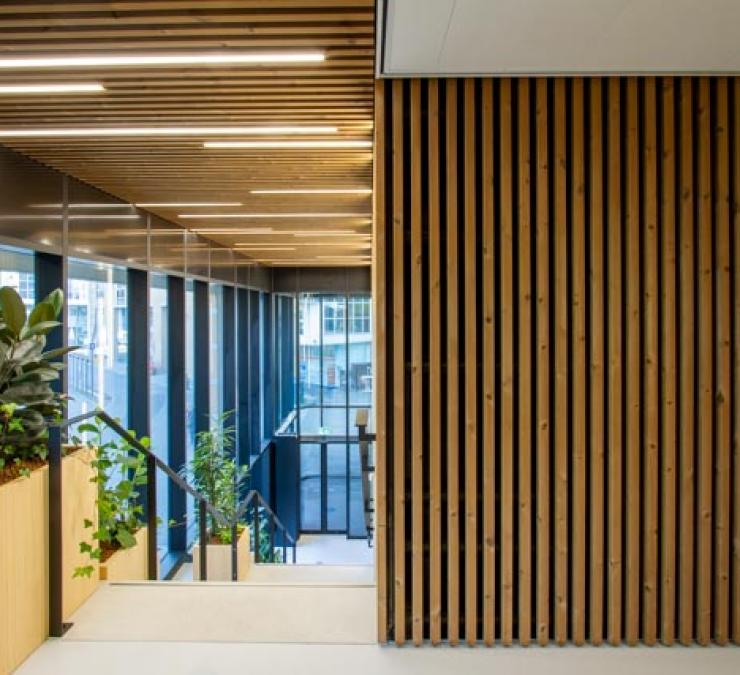 Houten gevelbekleding thermisch naaldhout station Groningen | Carpentier