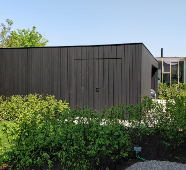 Moderne houten tuinberging HOTwood essen met zwarte afwerking