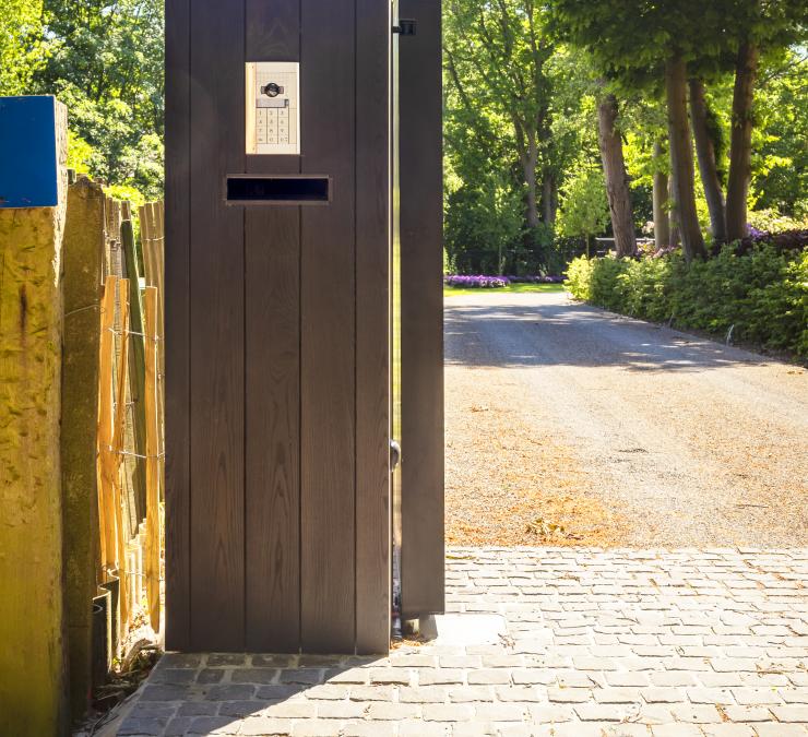 Paal draaipoort met brievenbus