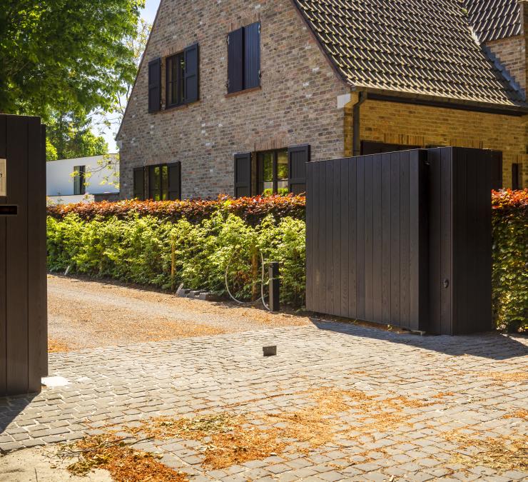 Houten draaipoort in HOTwood essen met zwarte afwerking