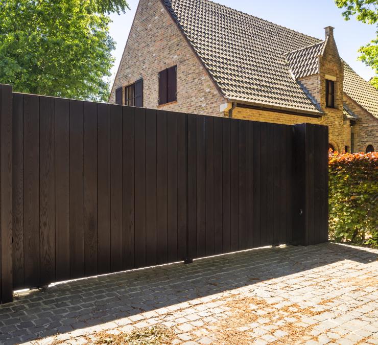 Houten draaipoort in HOTwood essen met zwarte afwerking