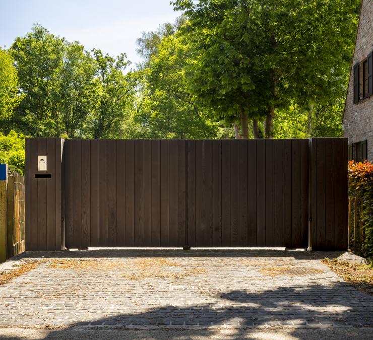 Houten draaipoort in HOTwood essen met zwarte afwerking