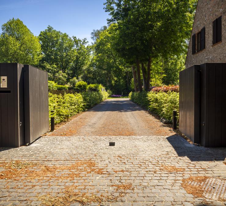 Houten draaipoort met beklede palen