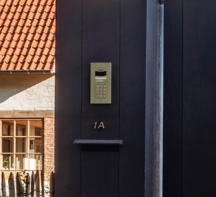 Accessoires gebrande houten poort