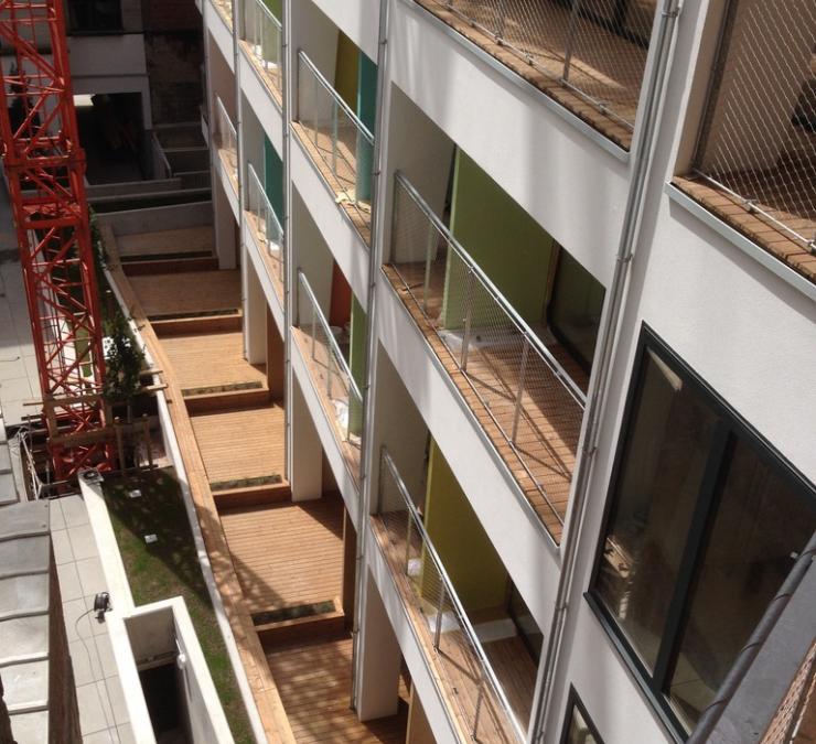 Thermisch naaldhout terrassen appartementsgebouw Brussel