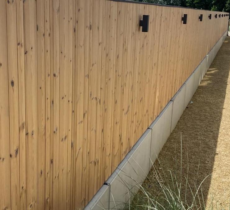 Houten afsluiting in thermisch naaldhout