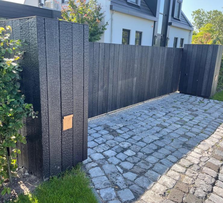Houten schuifpoort in gebrand HOTwood essen