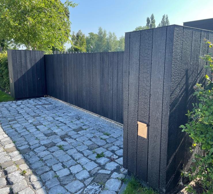Houten schuifpoort in gebrand HOTwood essen