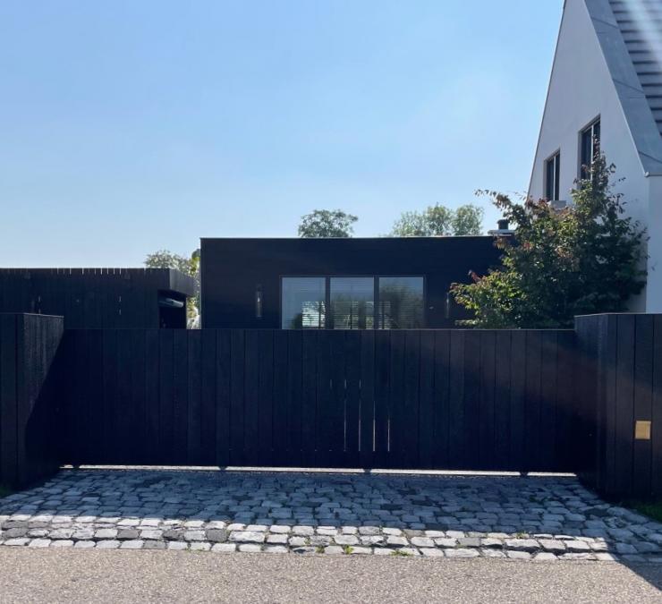 Houten schuifpoort in gebrand HOTwood essen