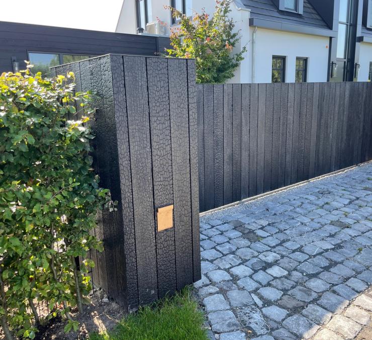 Houten schuifpoort in gebrand HOTwood essen