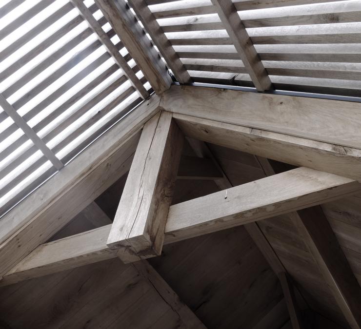 Eiken balken in bijgebouw
