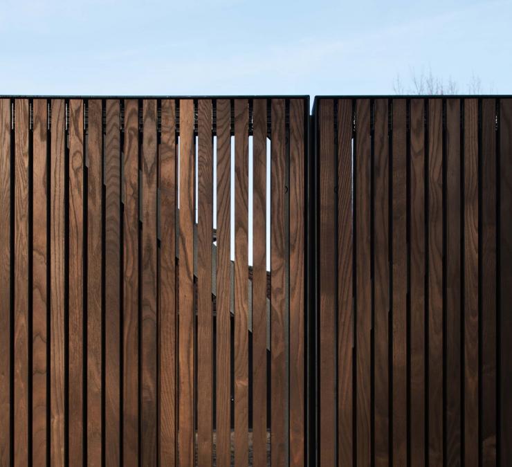 Houten draaipoort in thermisch essen Fine line