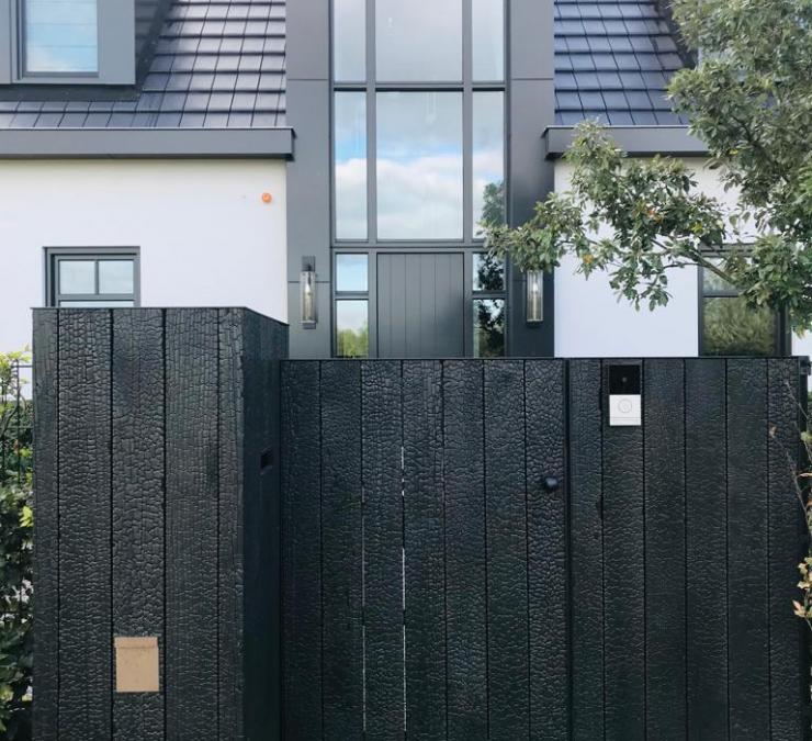 Houten tuinpoortje in gebrand essen