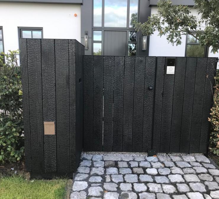 Houten tuinpoortje met accessoires