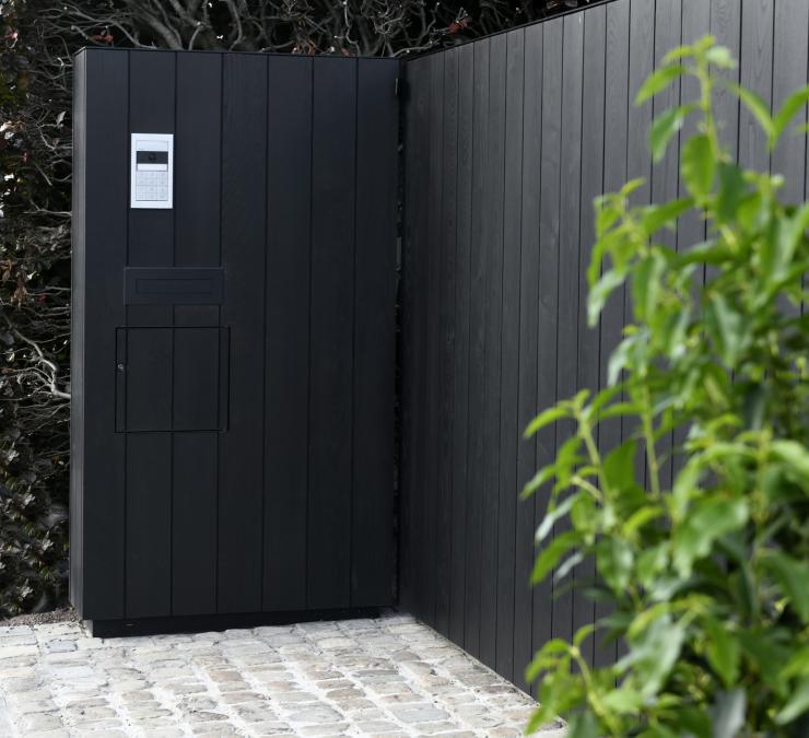 Houten schuifpoort met accessoires