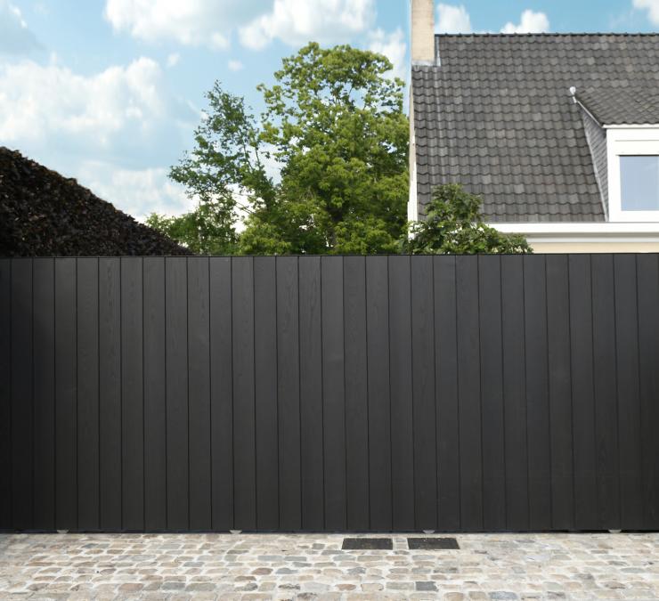 Houten schuifpoort met zwarte afwerking