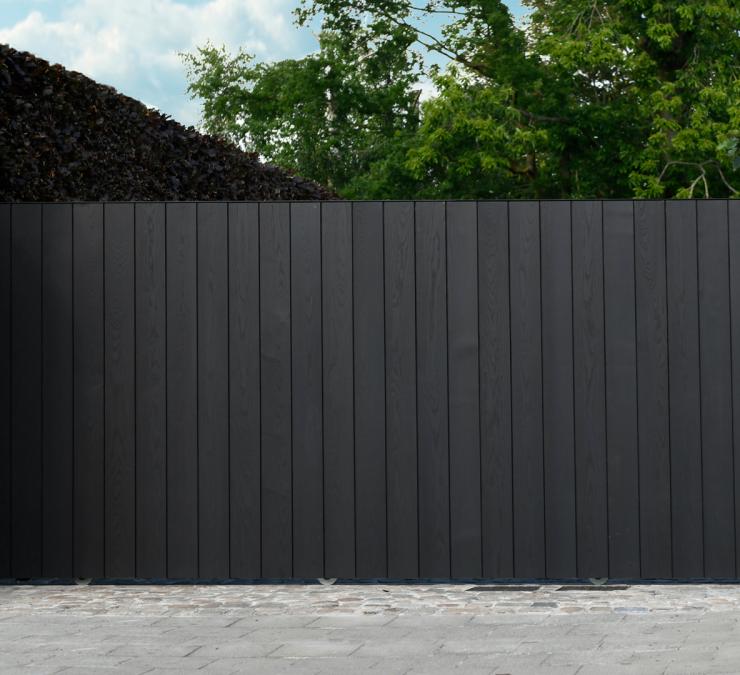 Houten schuifpoort met zwarte afwerking