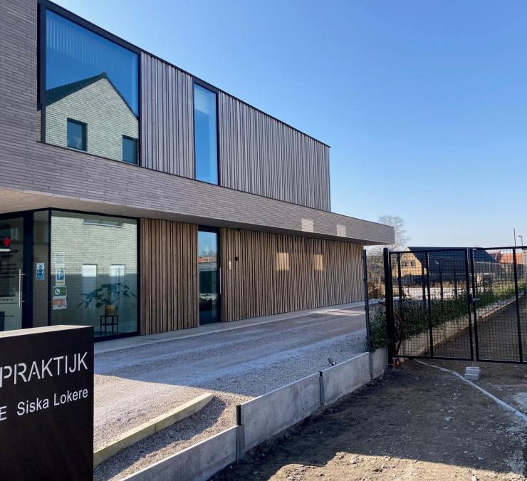 Houten gevelbekleding huisartsenpraktijk Meulebeke