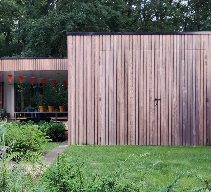 Houten bijgebouw met terrasoverkapping