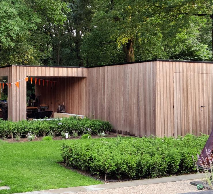 Houten bijgebouw met terrasoverkapping