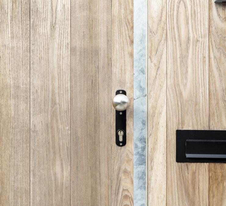 Houten tuinpoortje met accessoires