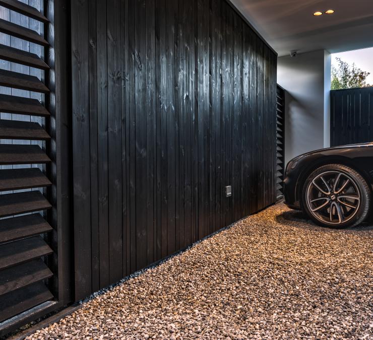 Houten afsluiting & shutter in thermisch naaldhout zwart