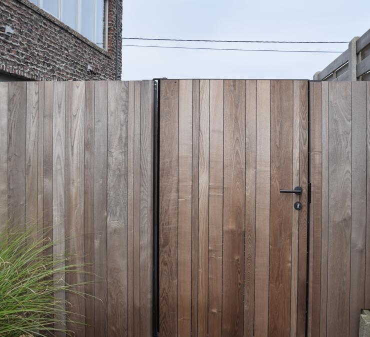 Houten tuinpoortje in omheining