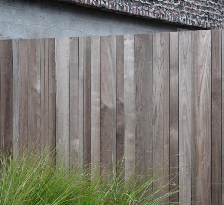 Houten omheining in thermisch essen