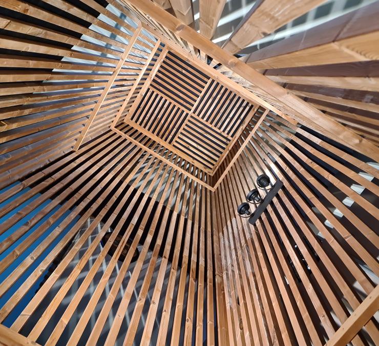 Houten bekleding traphal HOTwood naaldhout Cubus