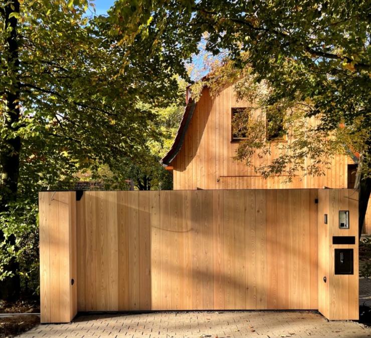 Schiebetor aus Holz mit Torautomatisierung
