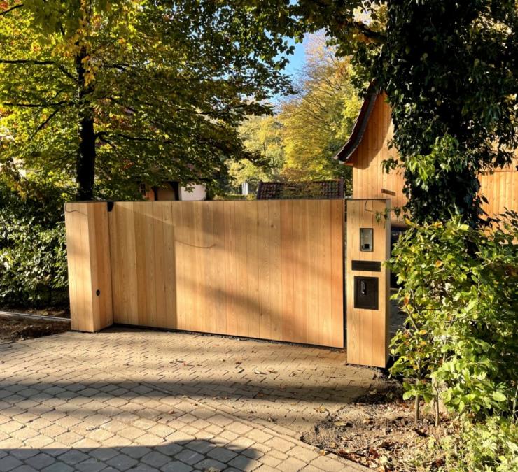 Schiebetor aus Holz mit Torautomatisierung