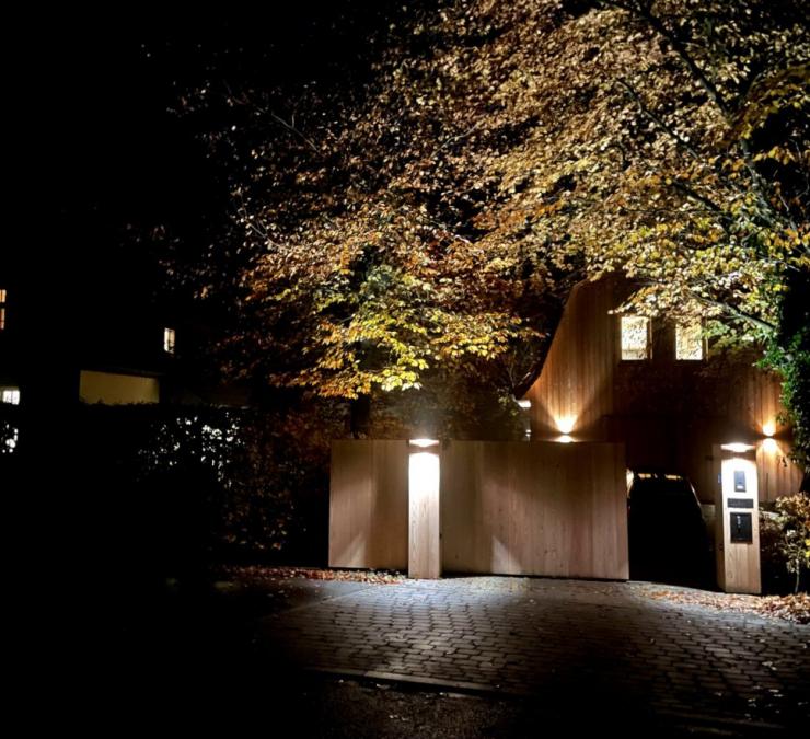 Schiebetor aus Holz mit Torautomatisierung