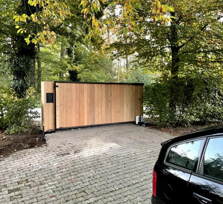 Schiebetor aus Holz mit Torautomatisierung