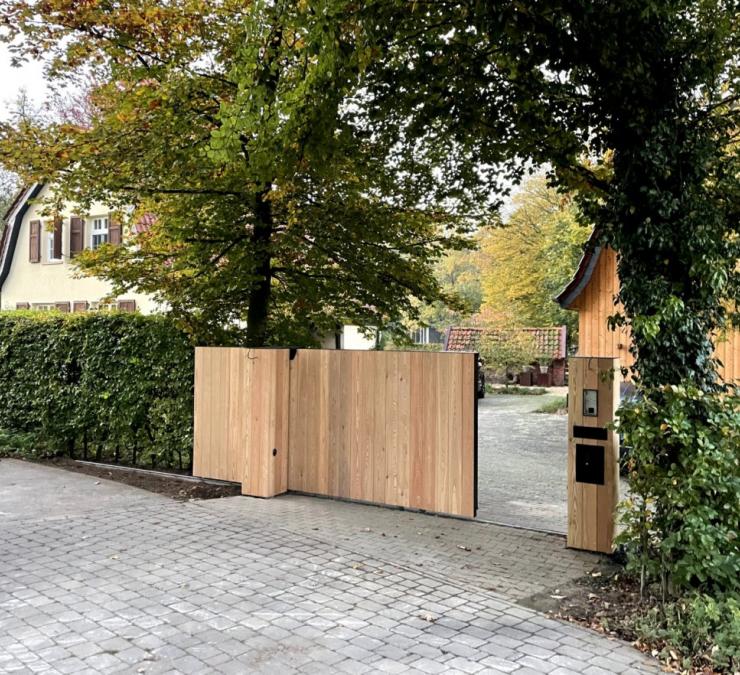 Schiebetor aus Holz mit Torautomatisierung