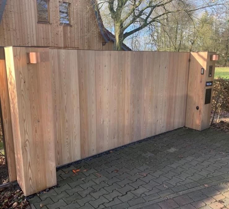 Geautomatiseerde houten schuifpoort op maat in lariks