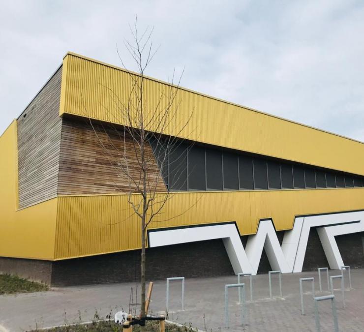 Houten gevelbekleding sporthal Zwolle - HOTwood essen Dubbele rhombus