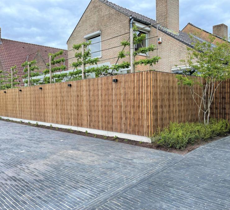 Houten omheining met draaipoort in 3D profiel HOTwood essen