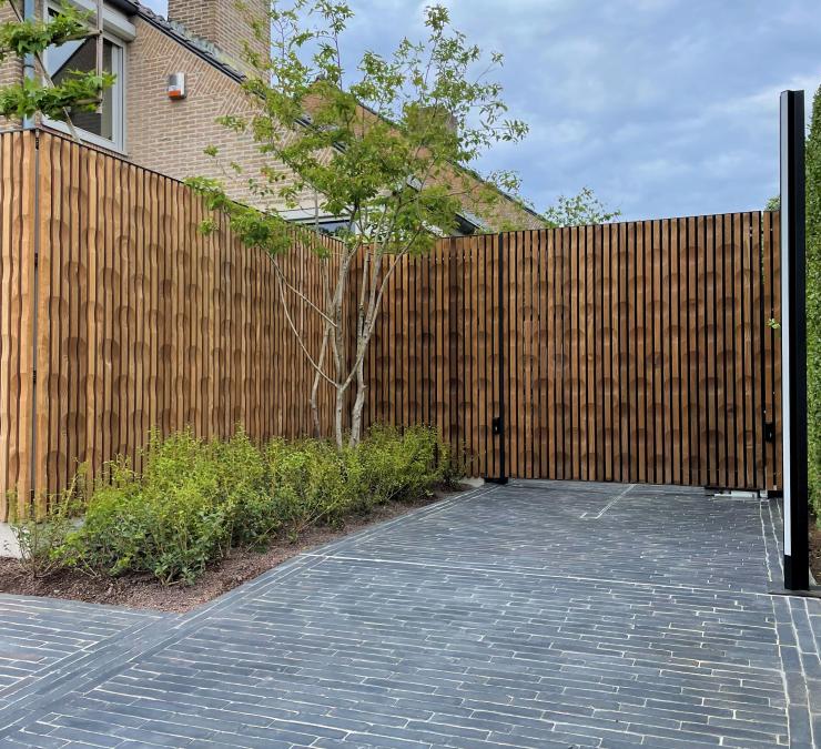 Houten omheining met draaipoort in 3D profiel HOTwood essen