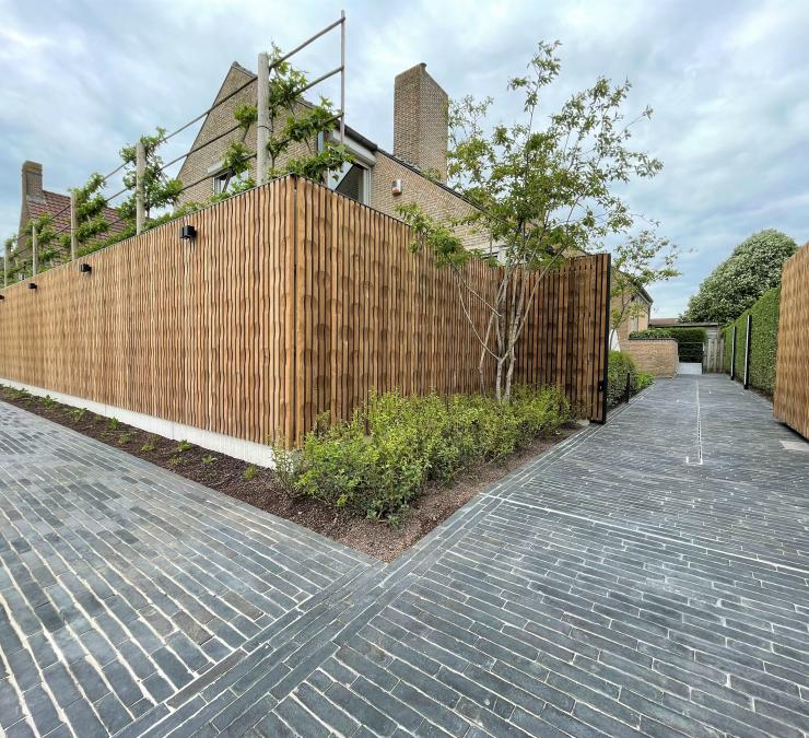 Houten omheining met draaipoort in 3D profiel HOTwood essen