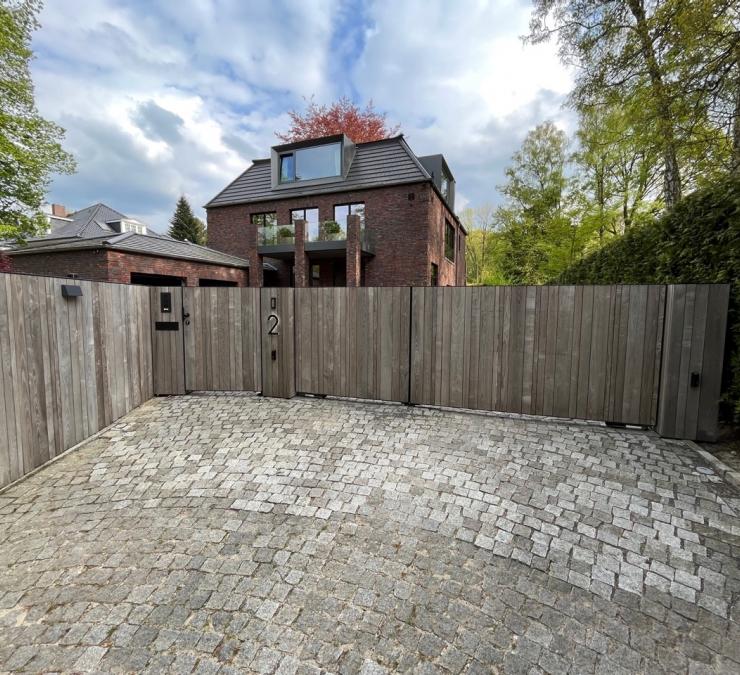Houten draaipoort met tuinpoortje en omheining in HOTwood essen SV+QC