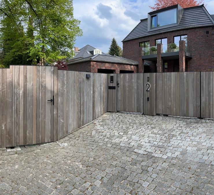 Houten draaipoort met tuinpoortje en omheining in HOTwood essen SV+QC